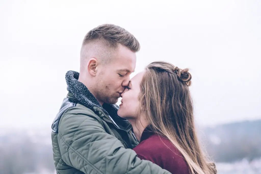 This image shows a boyfriend hugging her girlfriend. It's used for an article called "girlfriend gaining weight" 