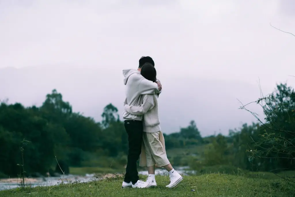 This image shows a man comforting his girlfriend. It's used for the article, "I want to be with my boyfriend all the time" 