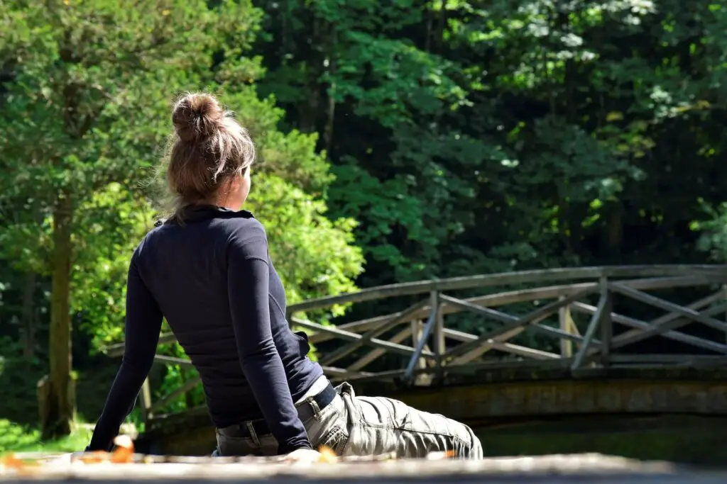 This image shows a woman taking a pause. It's used for the article, My boyfriend hasn't texted me all day 