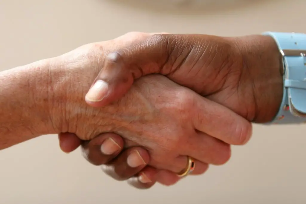 This image shows a couple shaking hands in agreement. It's used for the article "My boyfriend doesn't want to spend time with me" 