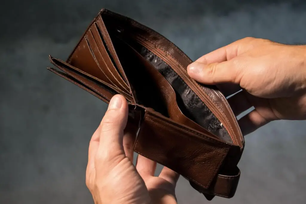 This image shows an empty wallet. It's used for the article "My boyfriend makes no effort on my birthday"