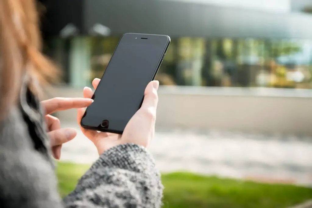 This image shows a woman on her phone.  It's used for the article "My boyfriend thinks I don't love him" 