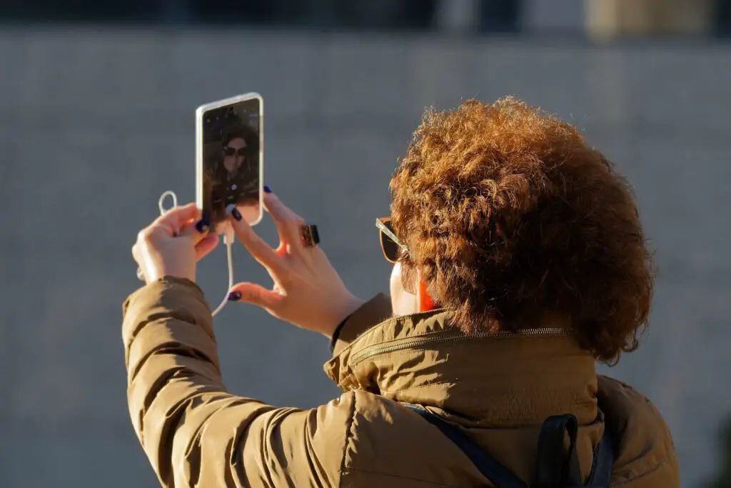 This image shows a couple on a video call. It's used for the article "3 harsh facts long-distance relationships" 