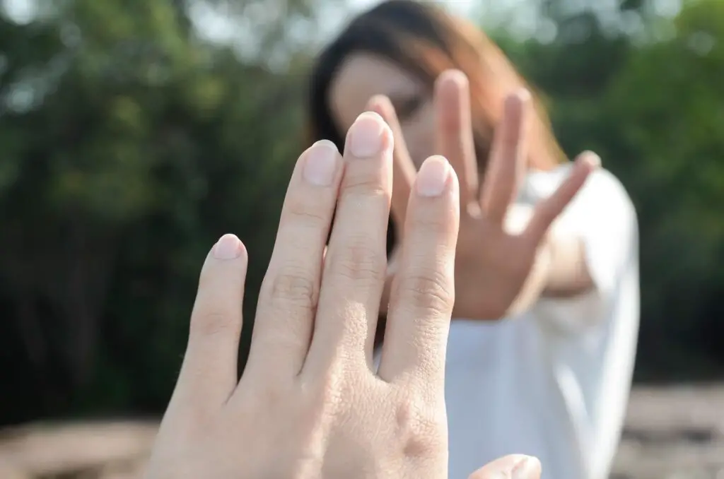 This image shows a couple at a further distance. It's used for the article "motivational quotes for long-distance relationships" 