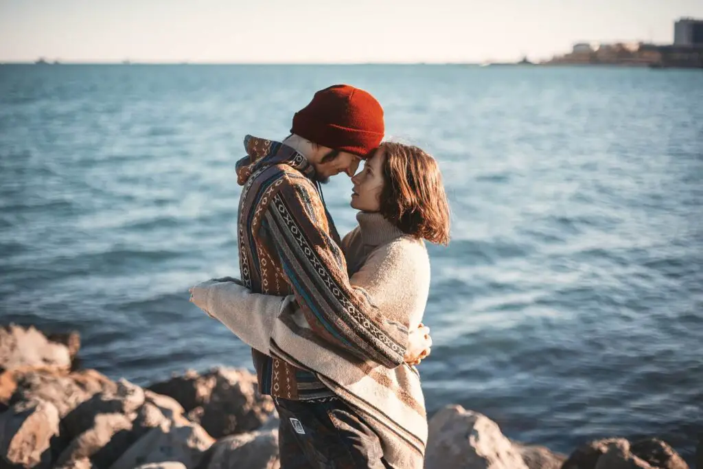 This image shows a yearning couple. It's used for the article love letter for long-distance relationship