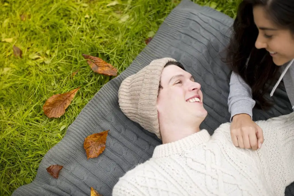 This image shows a romantic couple. It's used for the article "100 questions for long-distance relationships"