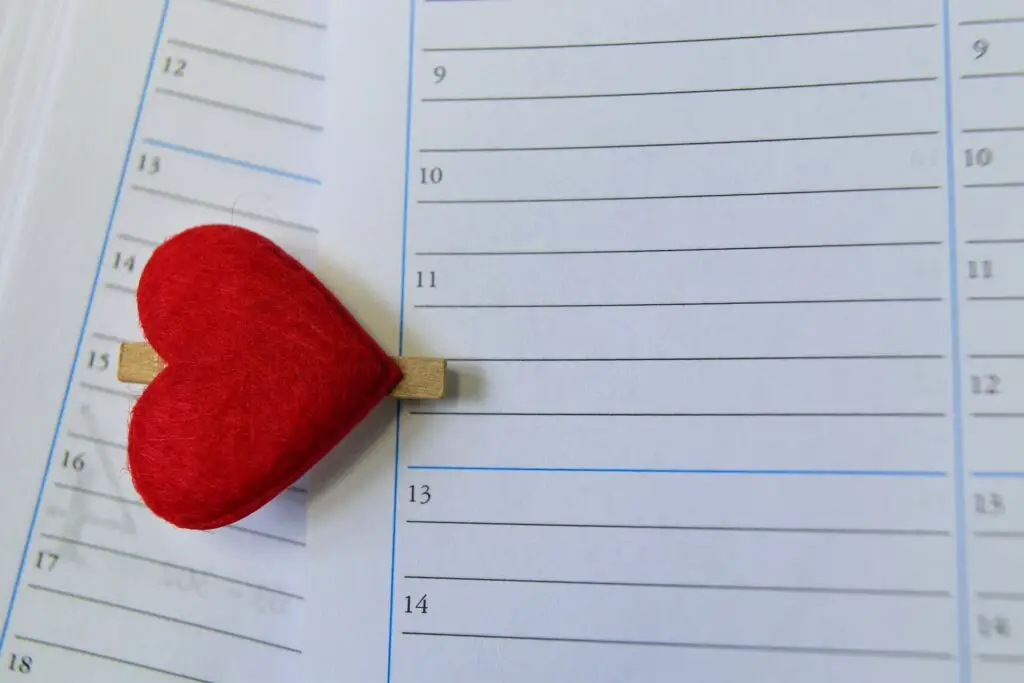 This image shows a heart clipped to an important date. It's used in the article "how to save long-distance relationship"