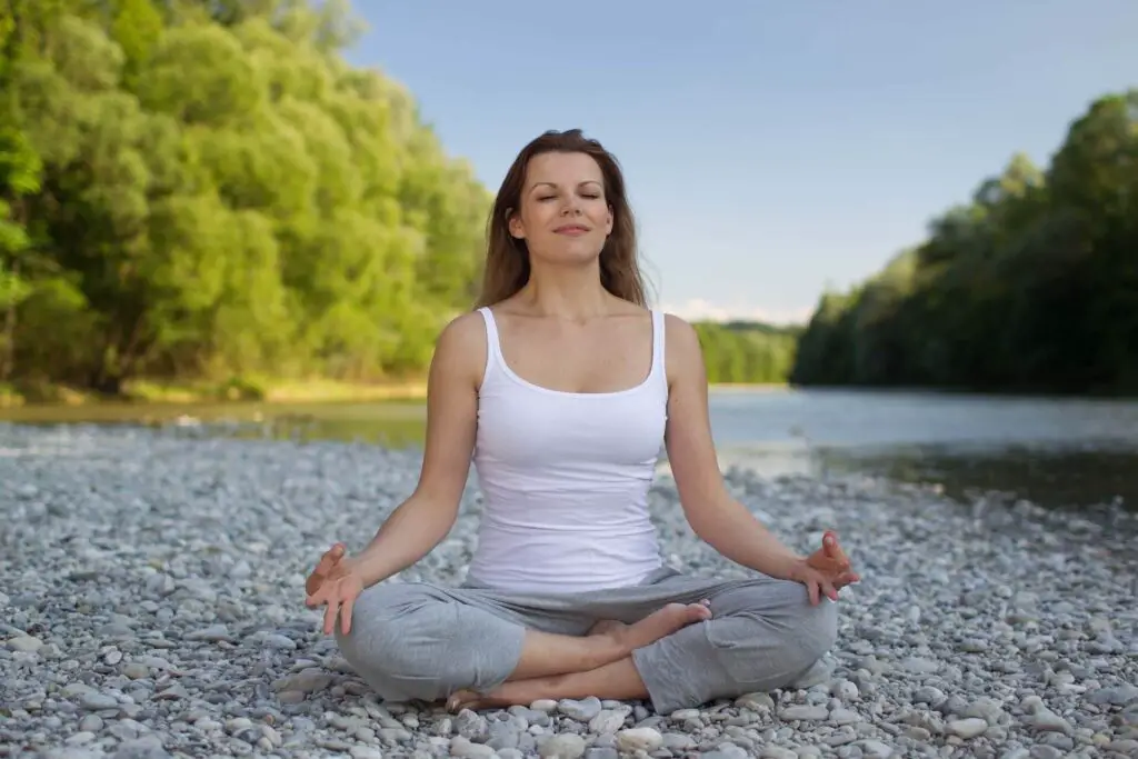 This image shows a woman meditating. It's used for the article "confidence in dating"