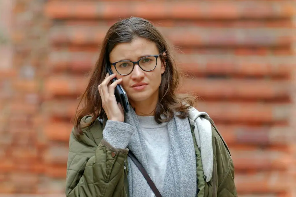 This image shows a woman on the phone. It's used for the article "confidence in dating" 